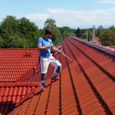 Nach der Dachreinigung kommt die Dachbeschichtung